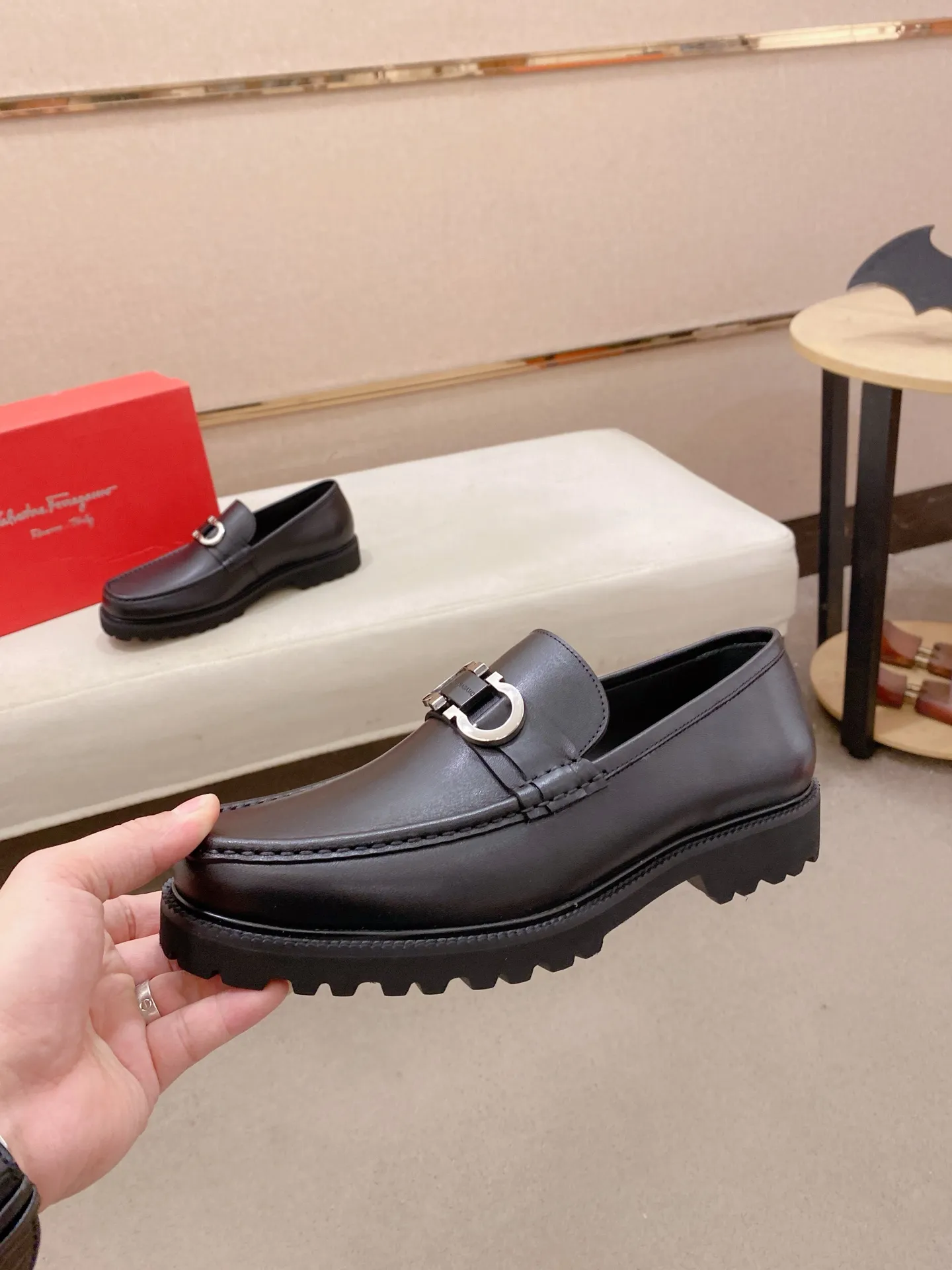 Men's shoes💰: 560💰 High version Ferragamo quality! 🆕🆕Exclusive hot-selling products in stock🔥🔥New products on the shelves, high-quality shoes, high-end driving shoes, with complete packaging! 💪 💪 Material: imported patented cowhide 🐂 + imported high-quality water-dyed cowhide lining + wear-resistant outsole 👍🏻👍🏻 Features: high-end and comfortable, purely handmade 🚀 🚀 Create the perfect shoes that suit you best 🔥 🔥 Size: (38-44) Can be customized 45 non-returnable!